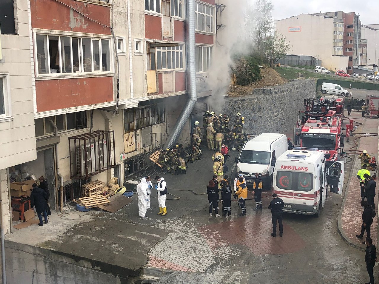 Arnavutköy'de hırdavat deposunda yangın: 4 kişi hayatını kaybetti
