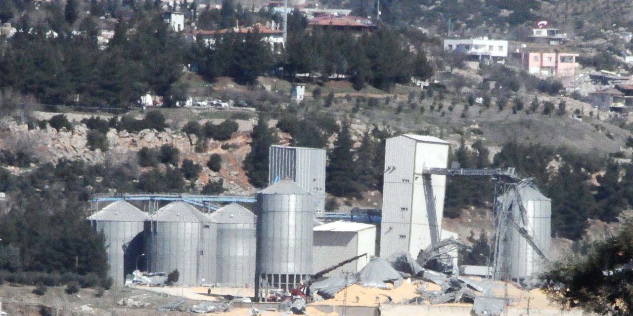 Depremde TMO'nun siloları da yıkıldı; tonlarca mısır çevreye saçıldı