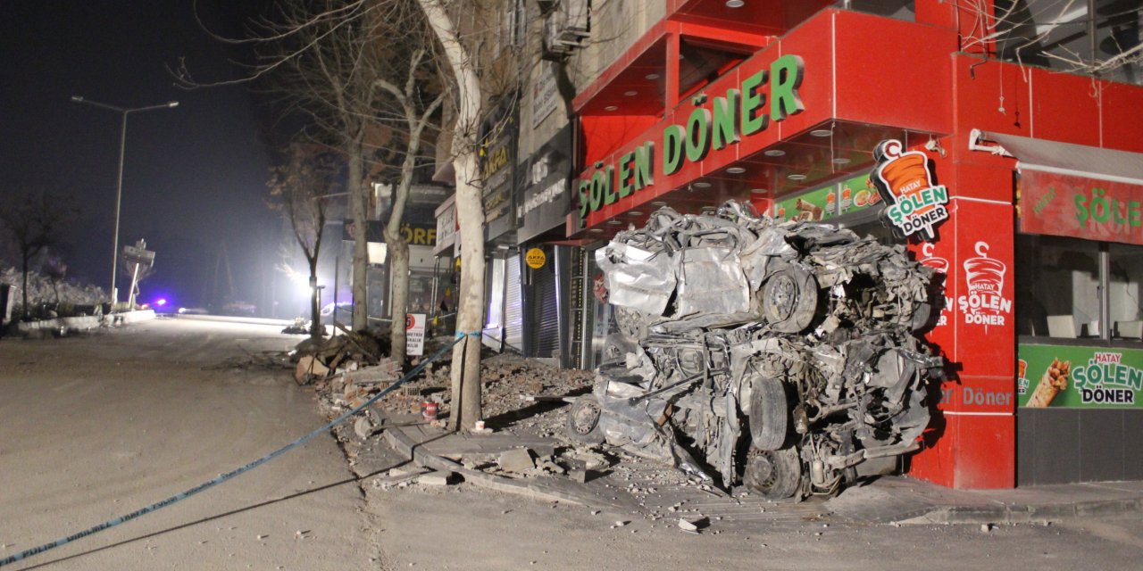 Depremin ilk anları polis telsizinde: Dükkanlar yanıyor, patlamalar oluyor efendim