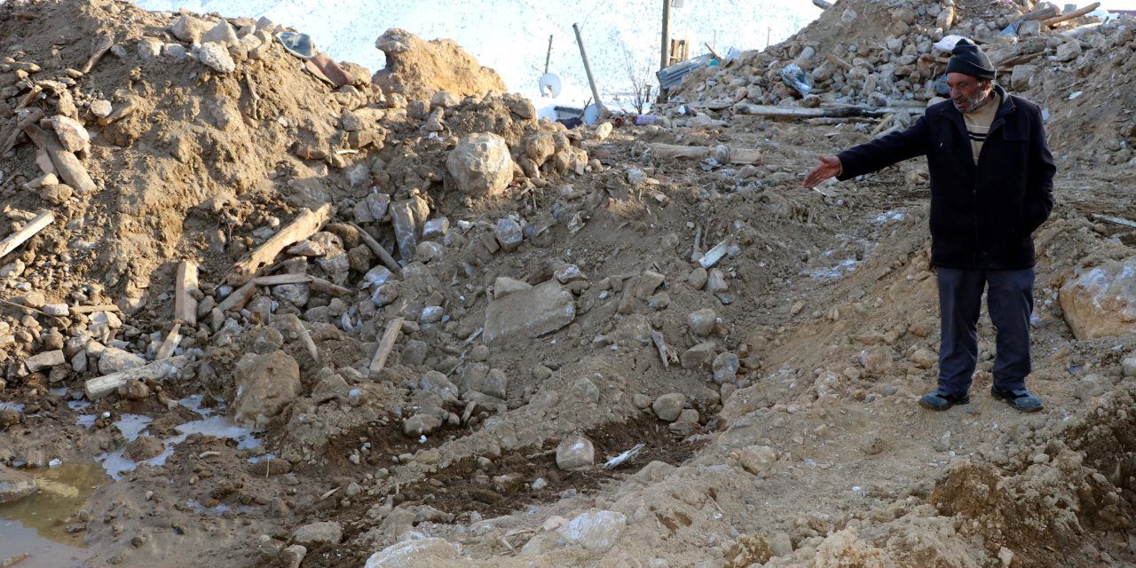 VİDEO | Depremde yıkılan, 1 gün sonra da yangın çıkan evin enkazı kaldırıldı; anne ve kızı bulunamadı
