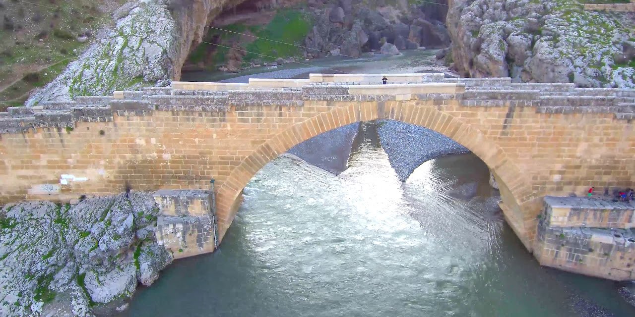 Dr. Ateşoğulları, Roma köprüsünün neden yıkılmadığını açıkladı: Demek ki malzemeden çalmamışlar!