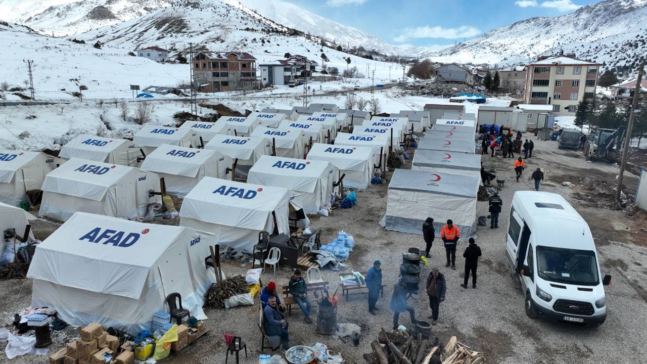 Alman basınından 'Yardım çadırları AKP amblemi taşıyor' iddiası