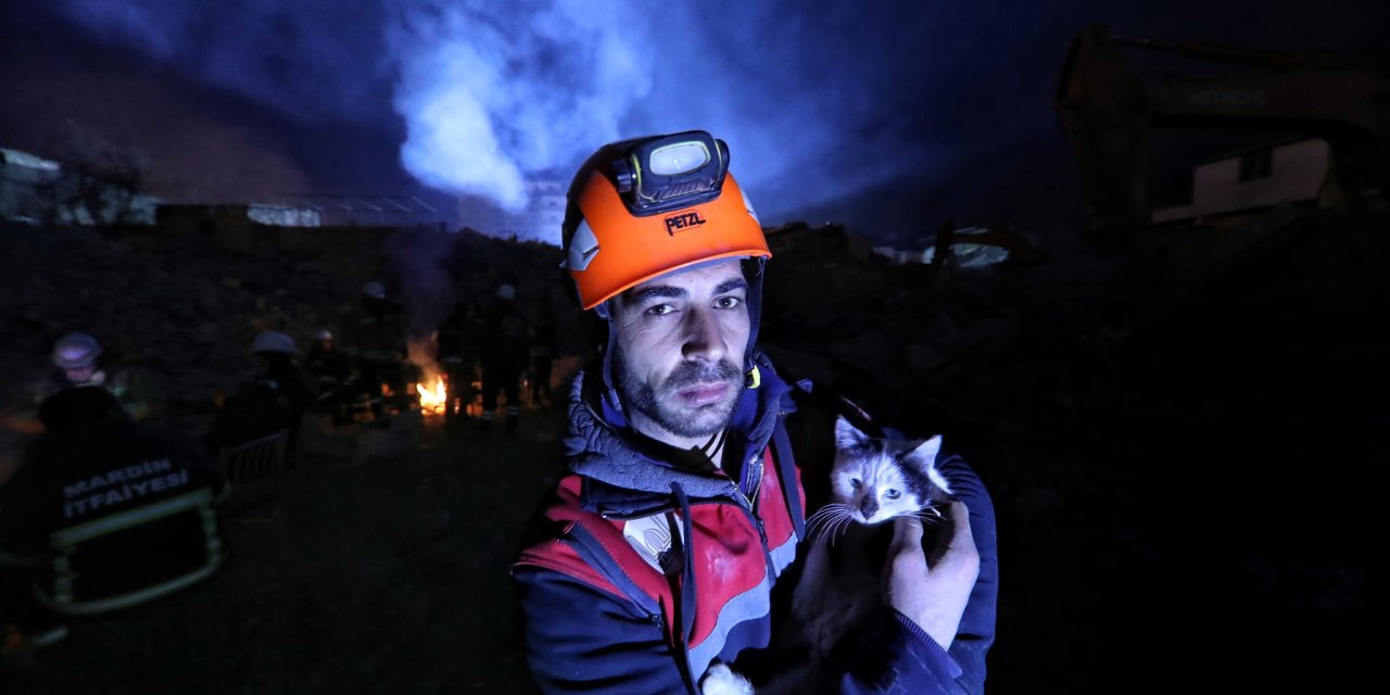 İtfaiye eri, enkazdan 129'uncu saatte kurtardıkları kediyi sahiplendi: 'Enkaz'la bağ oluşturduk'