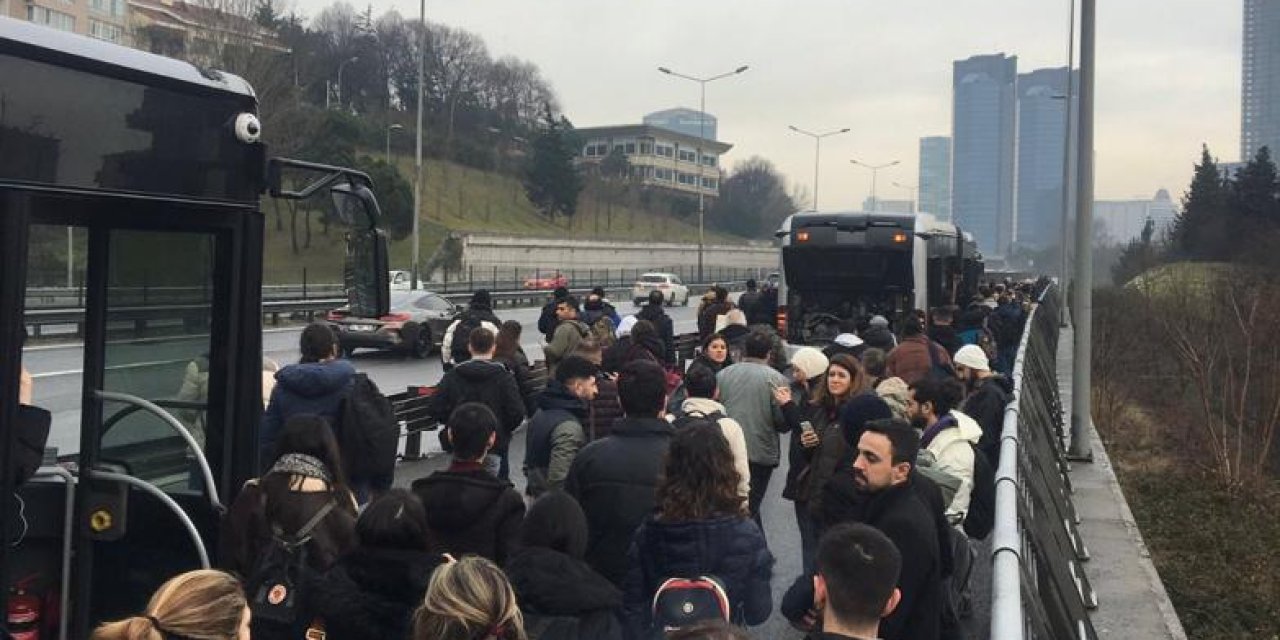 Metrobüs arızası nedeniyle vatandaşlar yürümek zorunda kaldı