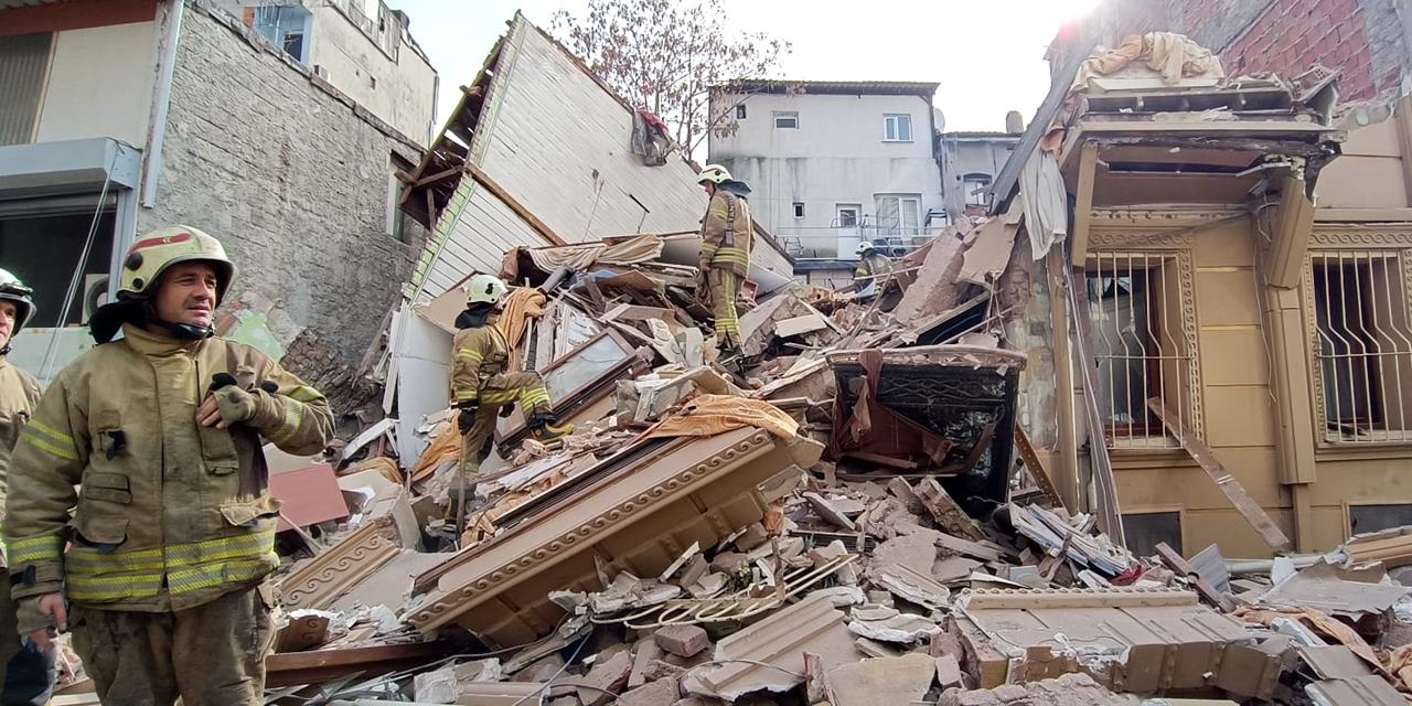 Fatih'te metruk bina çöktü