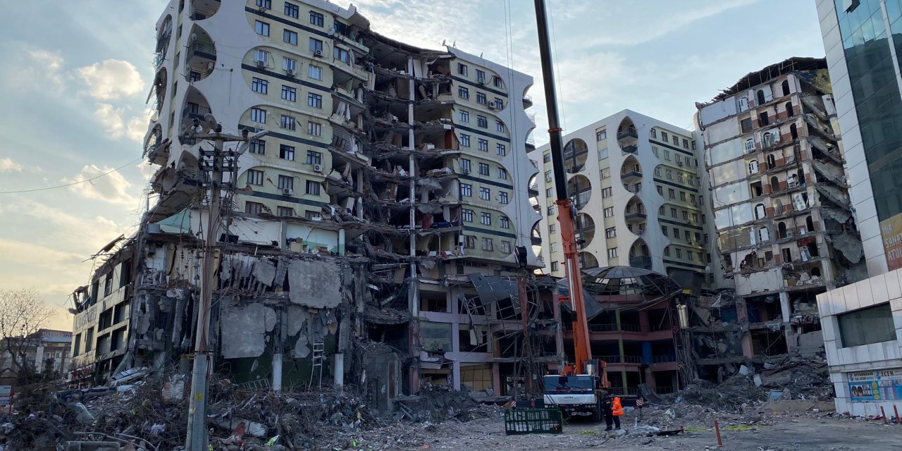 Diyarbakır’da hasarlı yapıların yıkım işlemlerinin durdurulmasına karar verildi