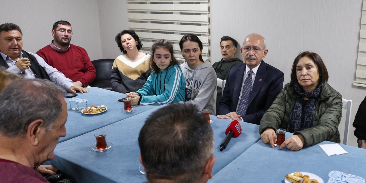 Kılıçdaroğlu çifti depremzedeleri ziyaret etti... Depremzede baba: Nasıl girecek bu çocuk uzaktan eğitime?