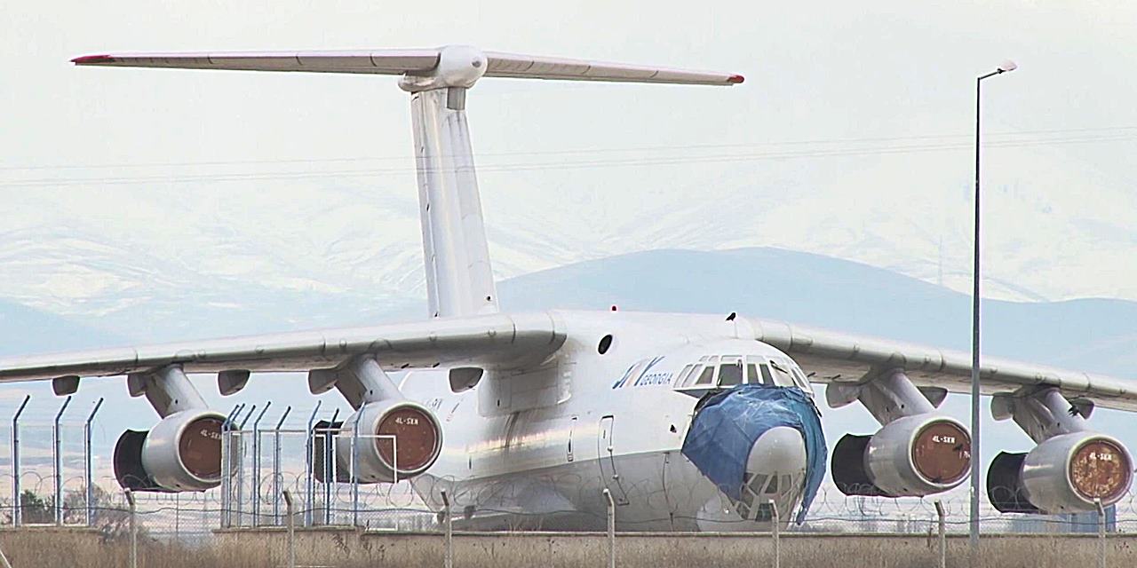 Havalimanındaki kaza sonrası yıllarca hangarda bekletilen uçak satıldı