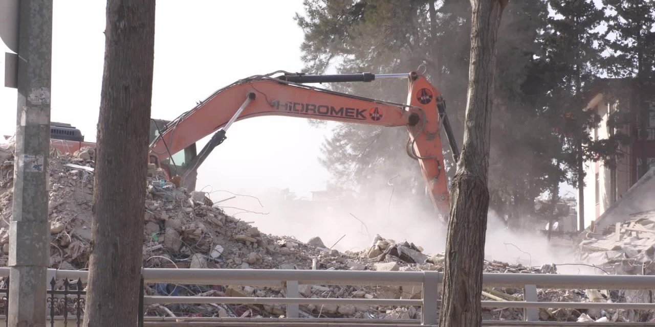 Ailesinden iki kişiyi enkazdan cansız çıkardı, diğer 3'ü  için enkaz başında nöbet tutuyor
