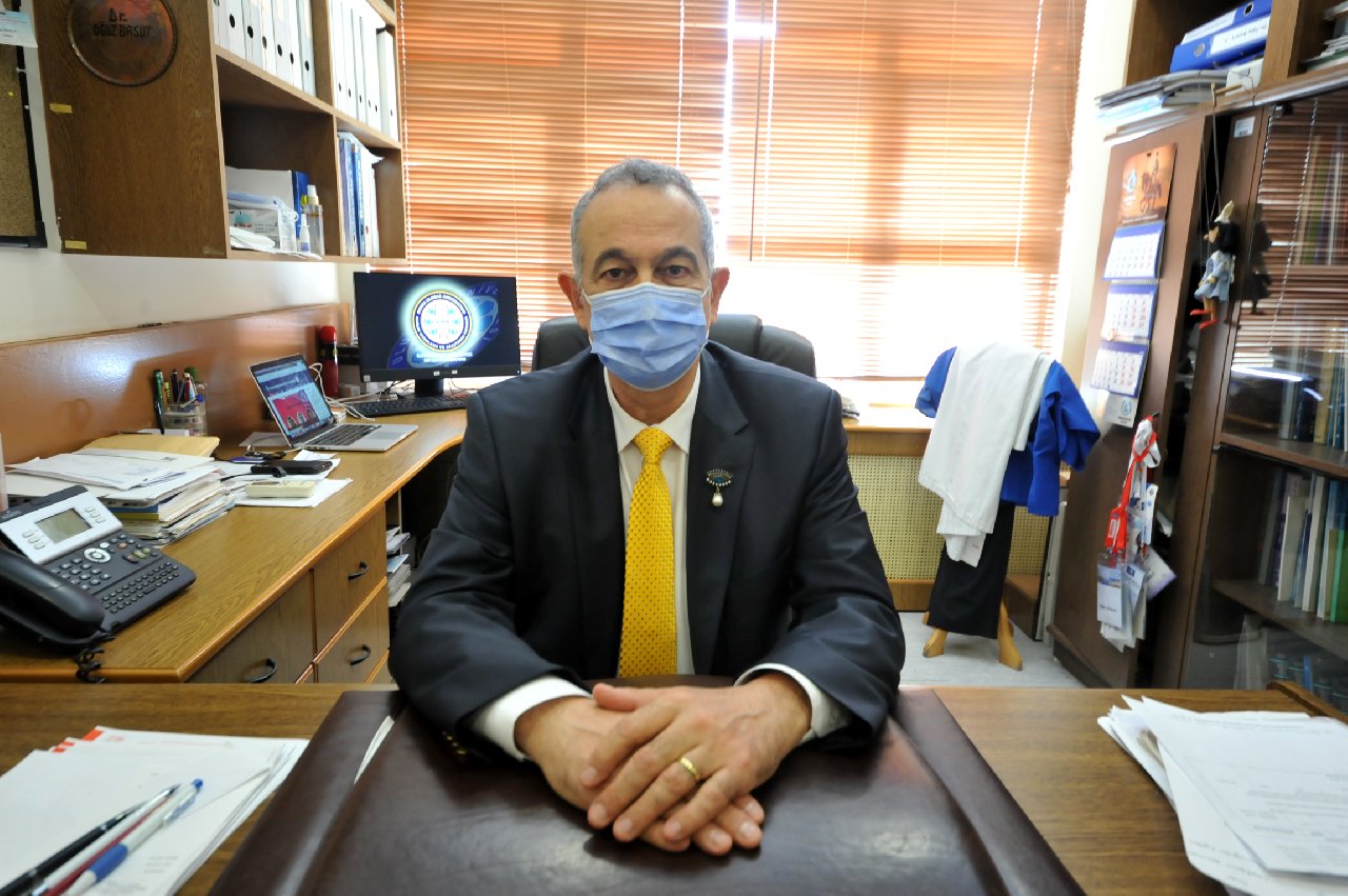 Ameliyatta fenalaşan doktor, ayağına serum taktırarak operasyonu tamamladı