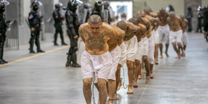 Dünya bu fotoğrafları konuşuyor: El Salvador’da 2 bin çete üyesi, dev hapishaneye nakledildi