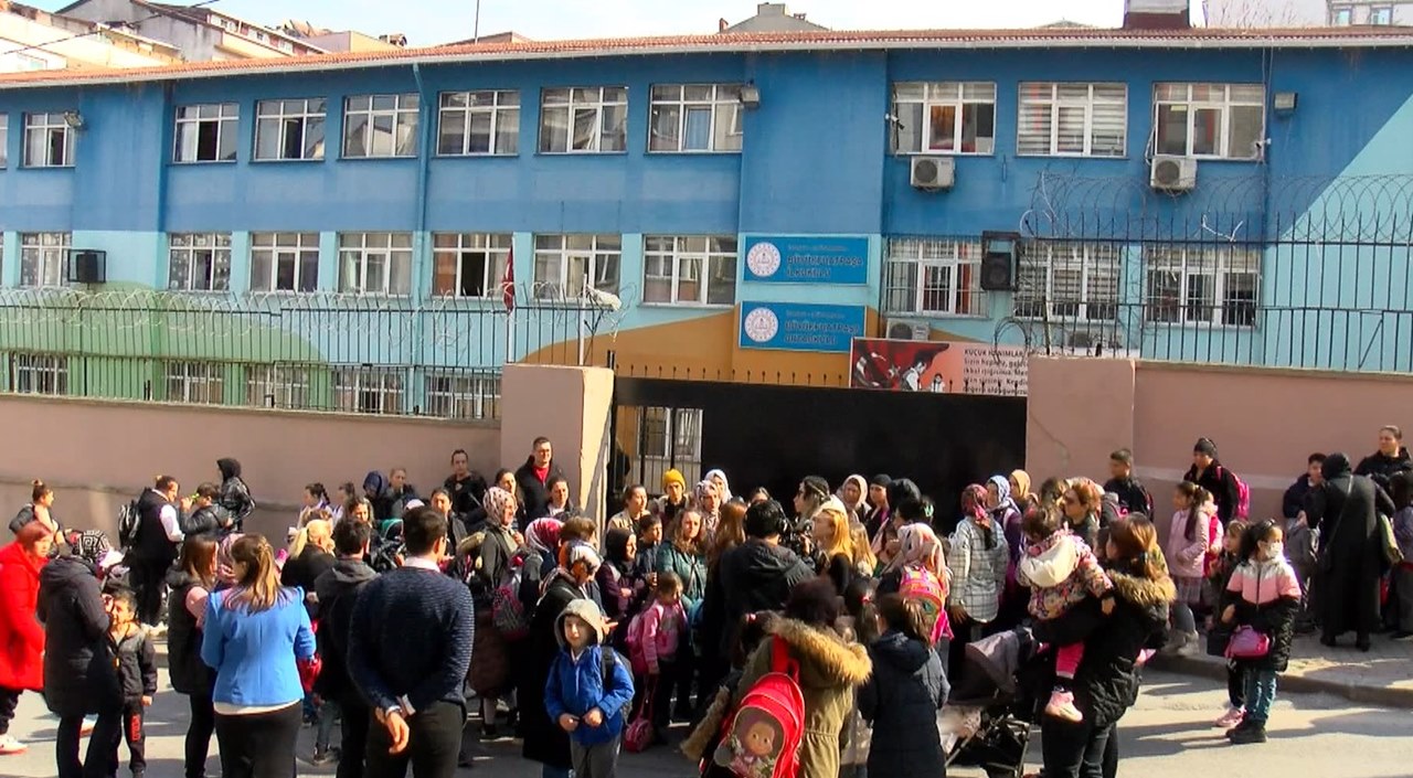 İstanbul'da velilerden okul önünde deprem eylemi: 'Çürük' okula 'sağlam' raporu mu verildi?