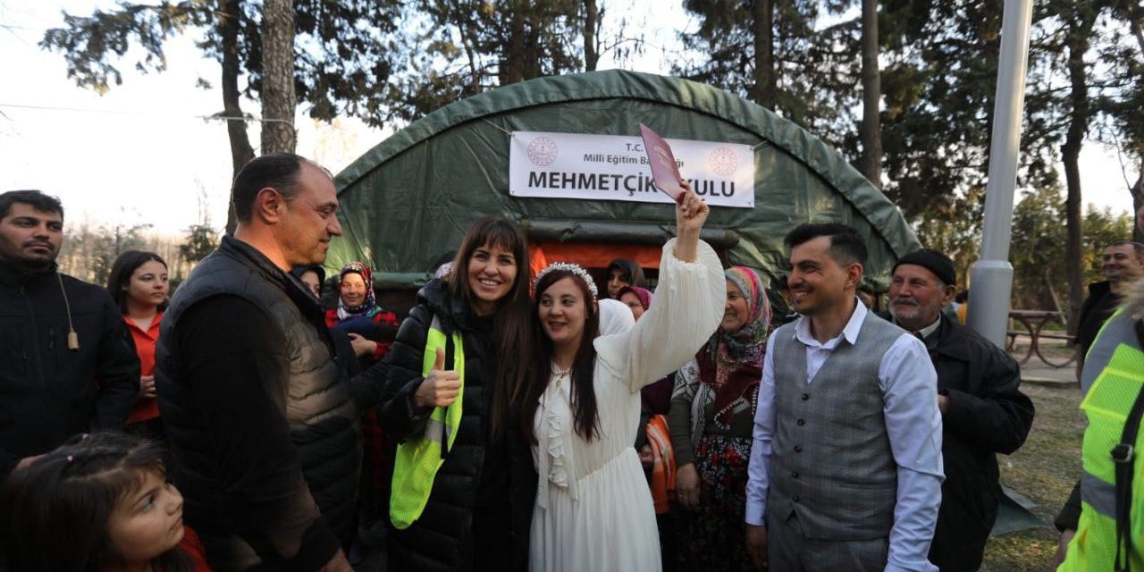 Depremden sonra ilk nikah: Kahramanmaraşlı çift çadırkentte evlendi