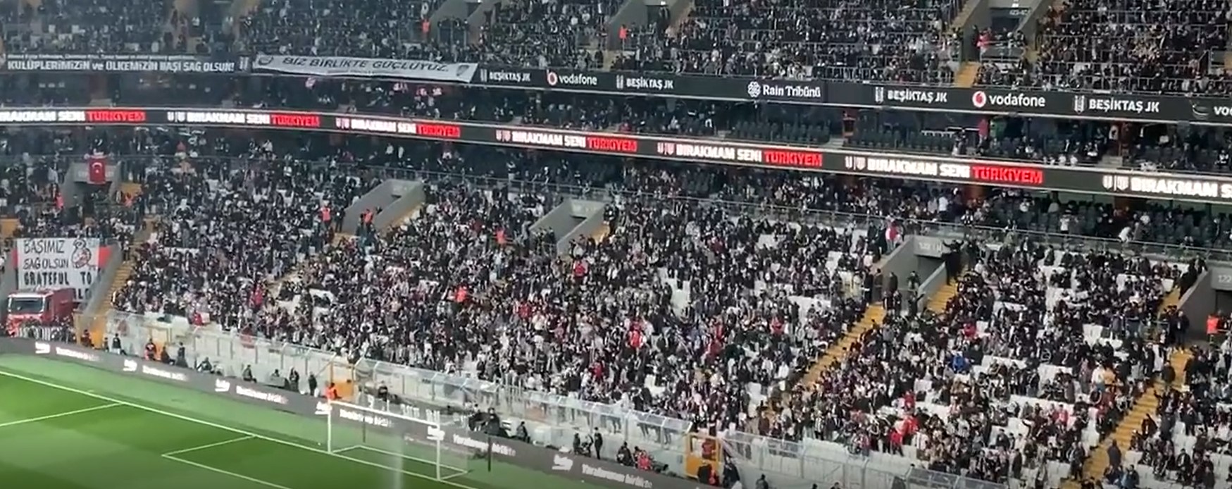 Beşiktaş tribünlerinden de  'Hükümet istifa' sloganları
