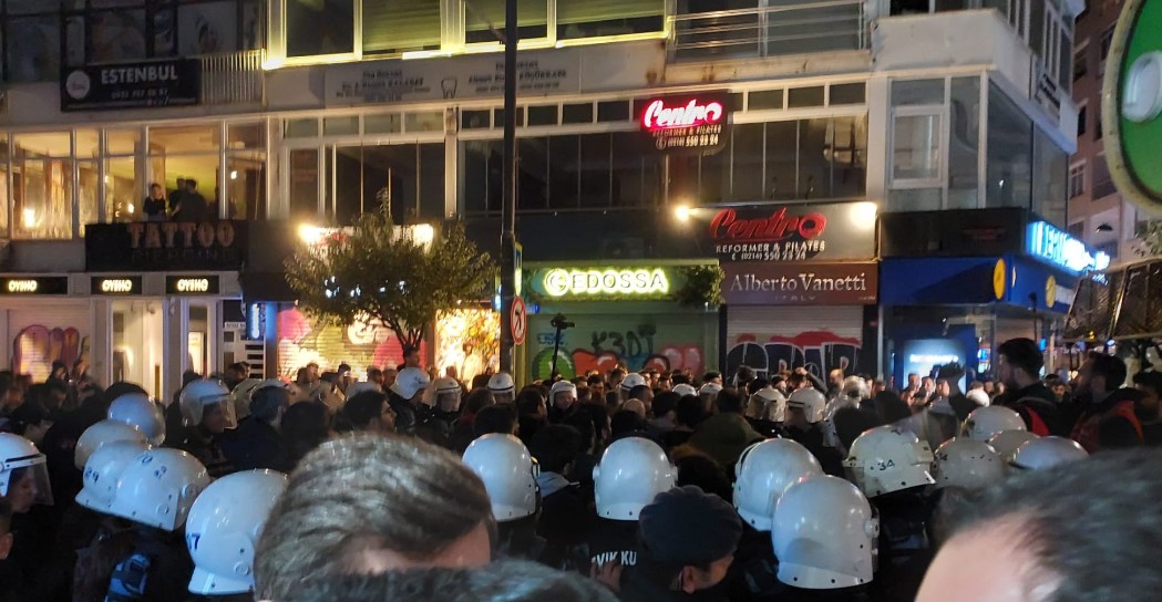 Kızılay’ın çadır satmasına tepki göstermek isteyen TİP üyelerine polis müdahalesi