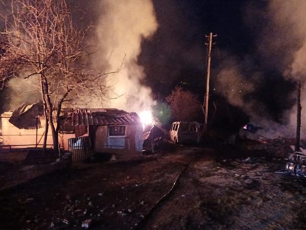Kastamonu'da  3 köy evi ile 1 otomobil yandı, iki kişi yaşamını yitirdi
