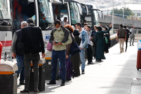 Tam kapanma göçü sürüyor: Normal bir güne göre 4 kat fazla otobüs bileti, 3 kat uçak bileti satıldı