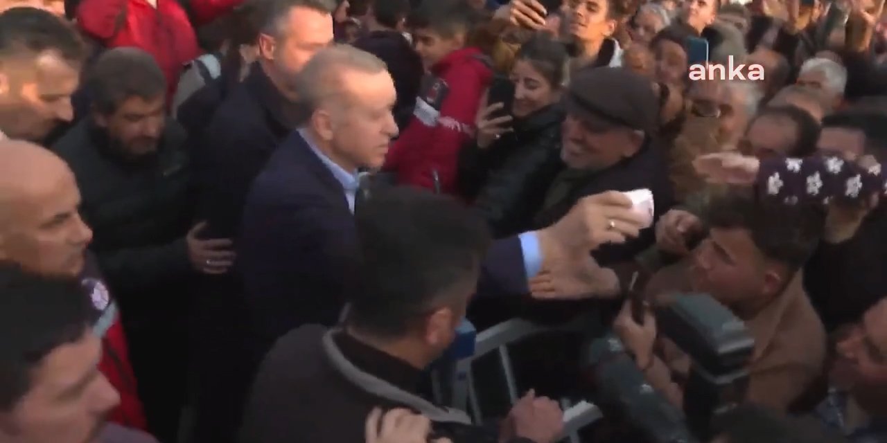 Erdoğan Adıyaman'da önce helallik istedi, sonra çocuklara para dağıttı