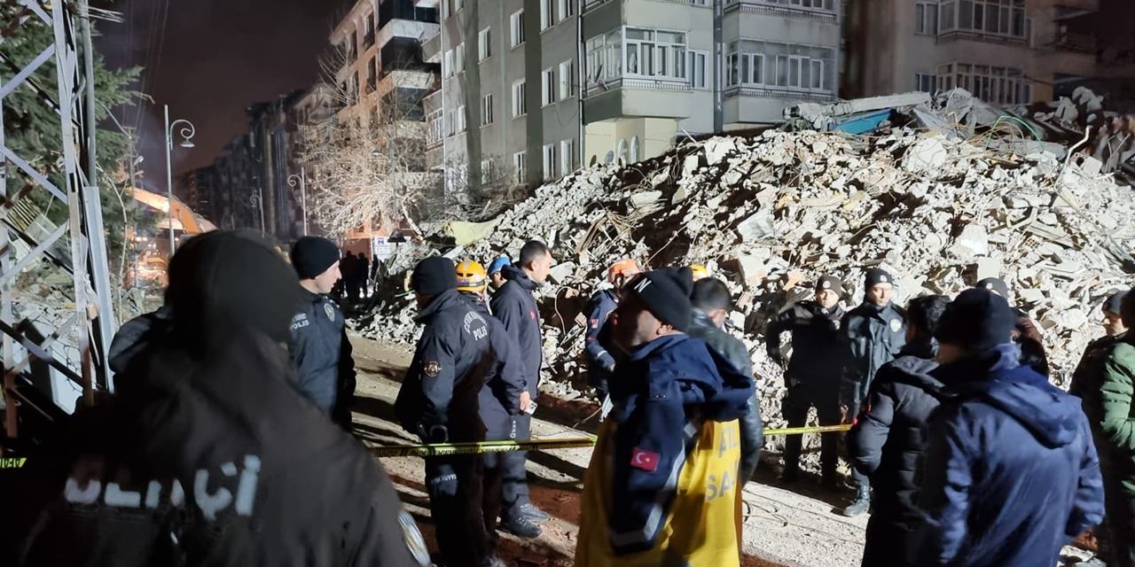 Malatya'daki 5,6'lık depremde enkazda kalan 29 yaşındaki gencin cenazesi çıkarıldı