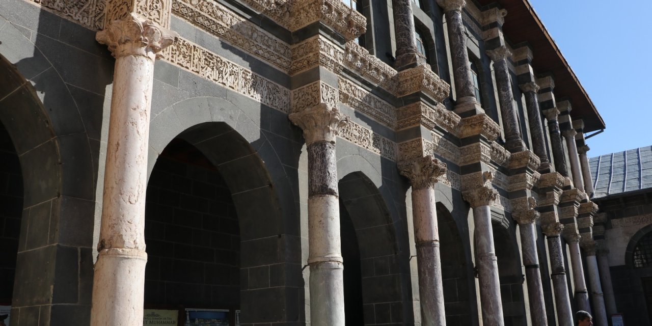 Diyarbakır'daki tarihi yapıların çoğu hasarsız; 'Şimdiki gibi 2 yılda koca binalar dikmiyorlardı'