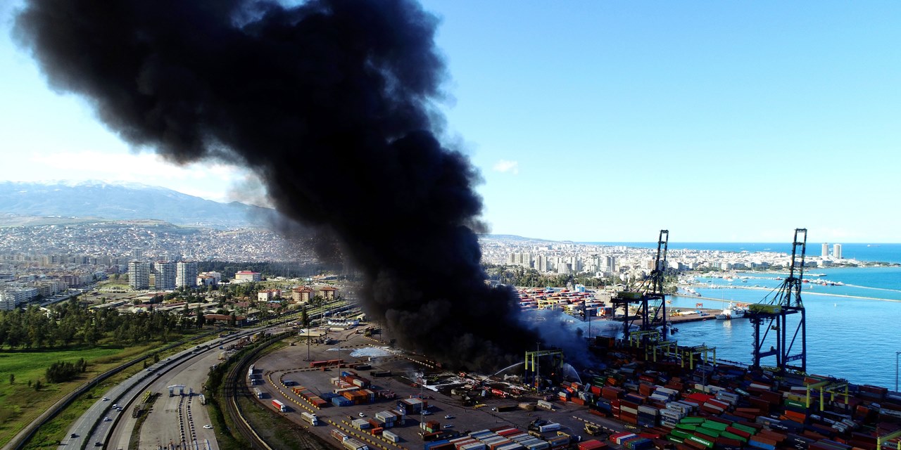 İskenderun Limanı’nda zarar büyük: Bin 700 konteyner yandı, vinçler yerinden çıktı