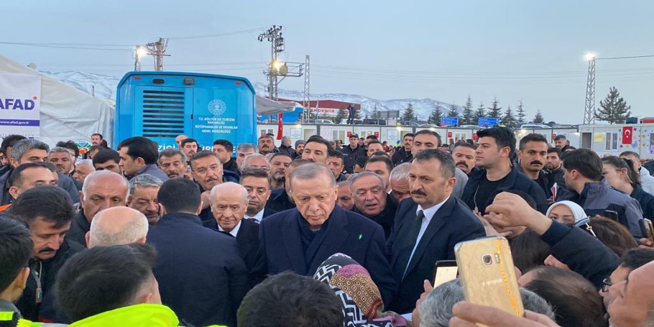 Erdoğan deprem bölgesinde açıkladı: 'Şehirler ovalardan dağlara doğru taşınacak'
