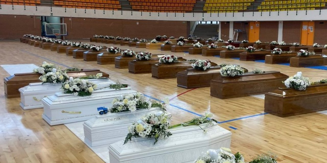 İtalya’da göçmenlerin tabutlarıyla dolan spor salonu, cenaze salonuna dönüştü
