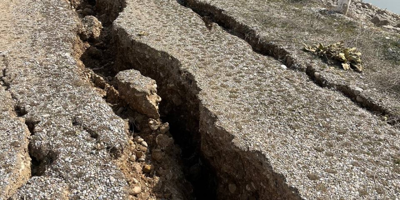 Depremlerde Malatya'da yarıklar oluştu