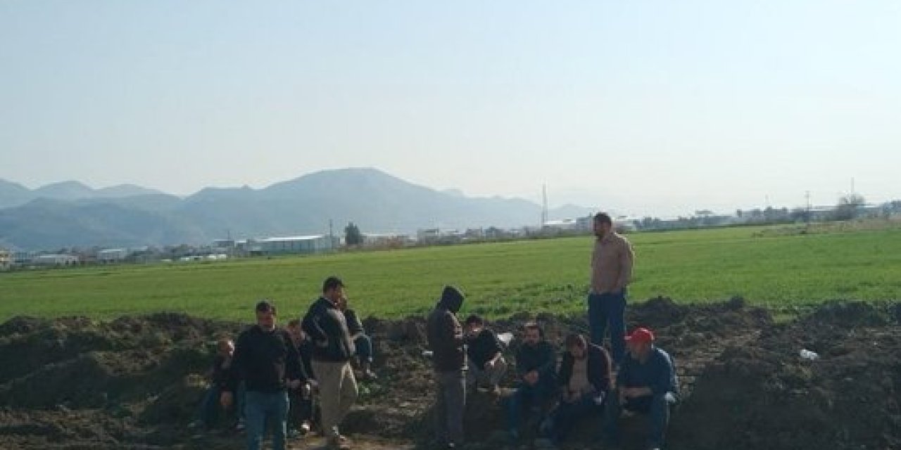 Antakya'da ekili tarlaya konteyner kent kuruluyor; depremzede çiftçiler tepkili