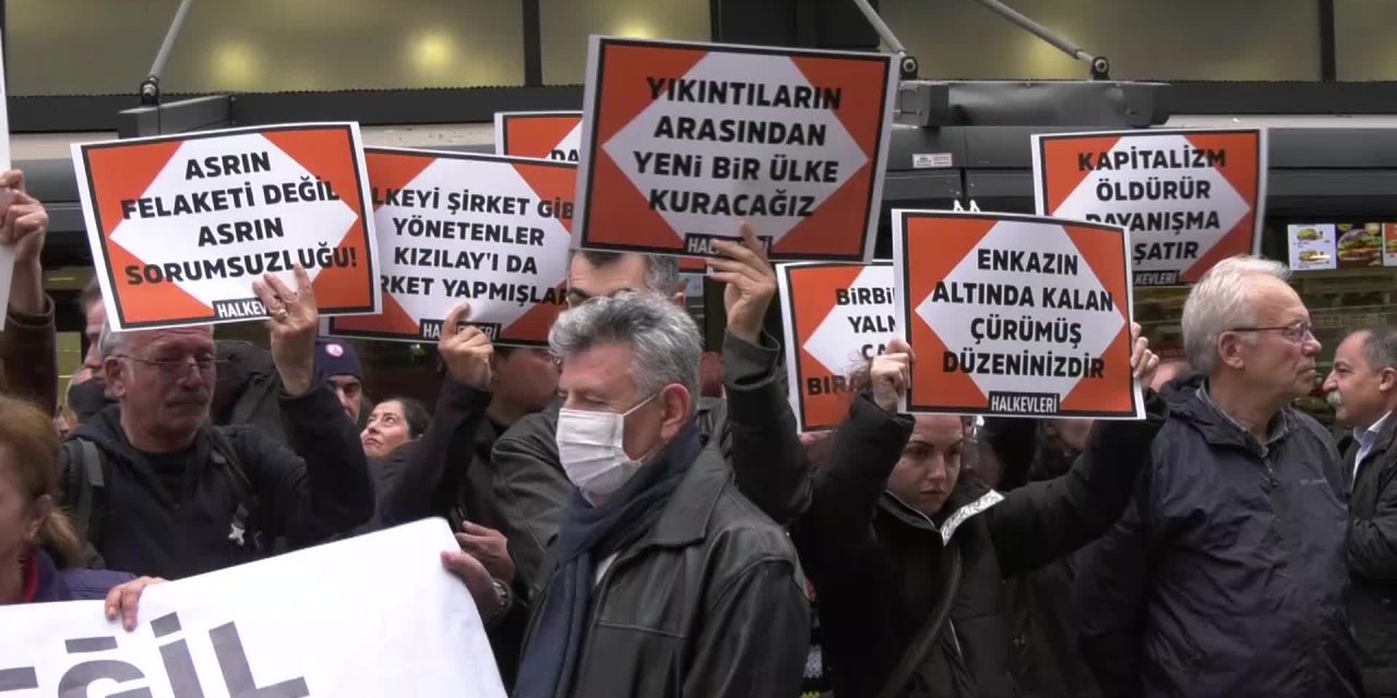 İzmir'de deprem protestosu: Takdir-i ilahi değil, takdir-i siyasi