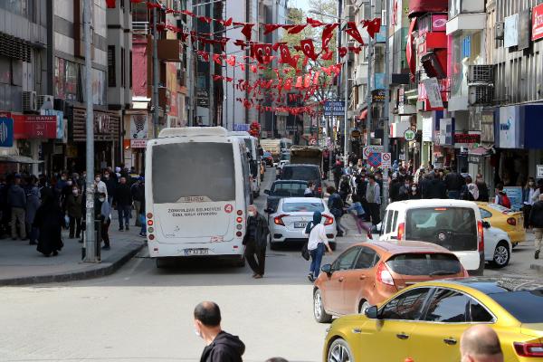Vaka sayısının en çok arttığı Zonguldak'ta sokaklar tıklım tıklım