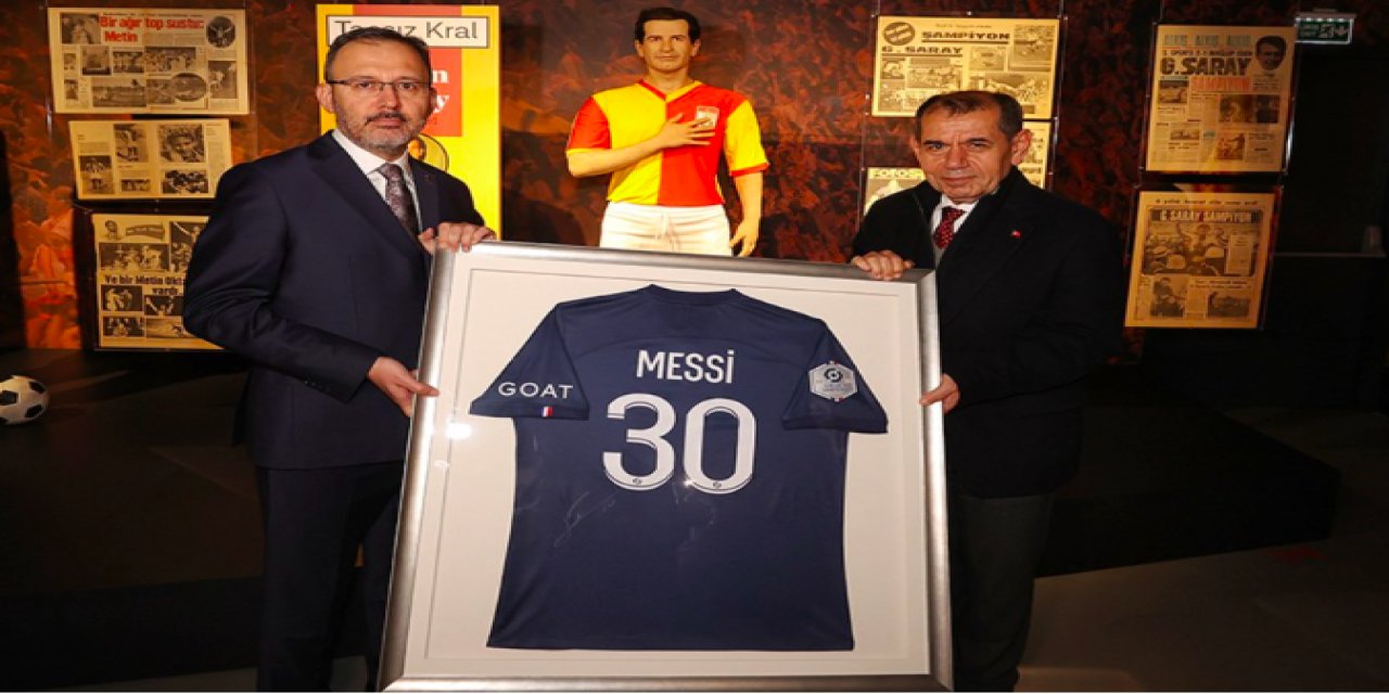 Bakan Kasapoğlu imzalı Messi formasını Galatasaray'a bağışladı