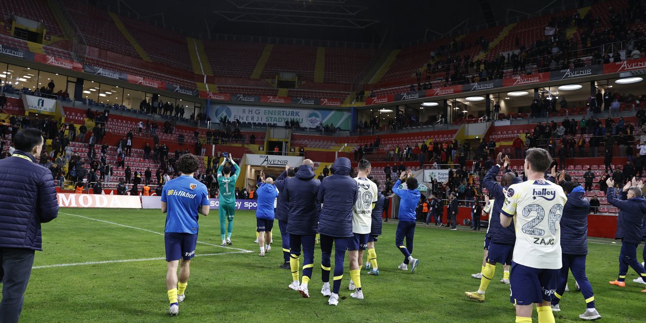 Bu kez sahada protesto: Fenerbahçeli futbolcular boş tribünü alkışladı