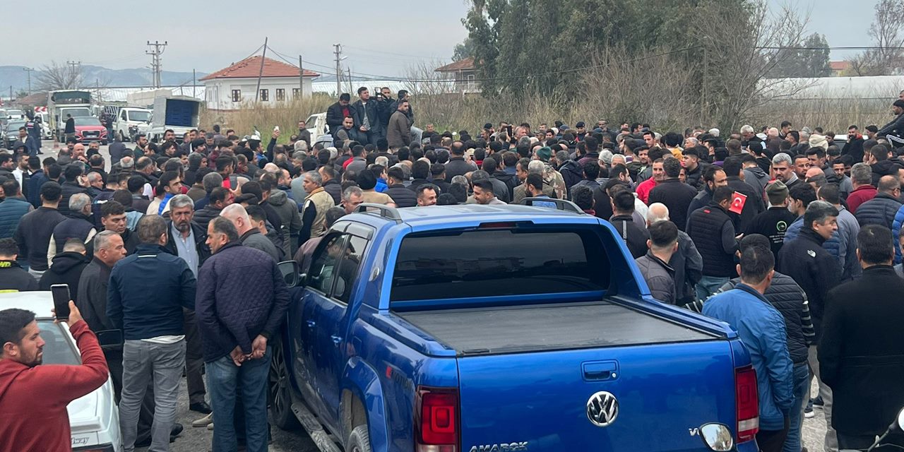 İhracat kısıtlamasına tepki: Domates üreticileri Antalya'da yol kapatıp eylem yaptı
