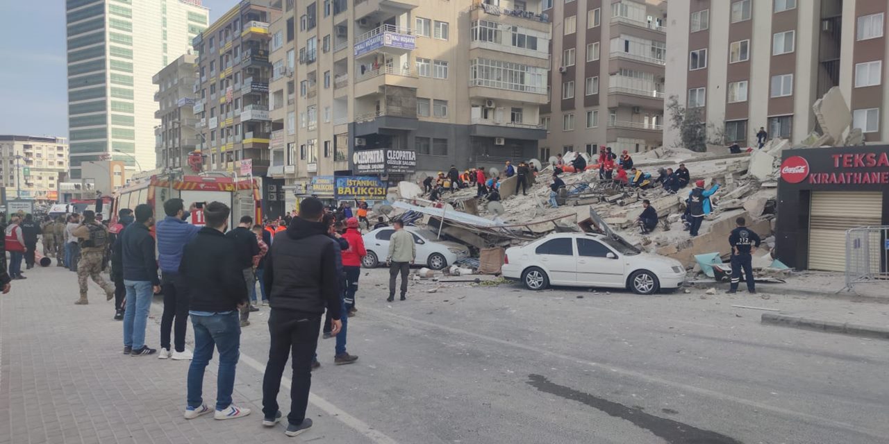 Şanlıurfa'da 7 katlı bina çöktü, arama - kurtarma sürüyor