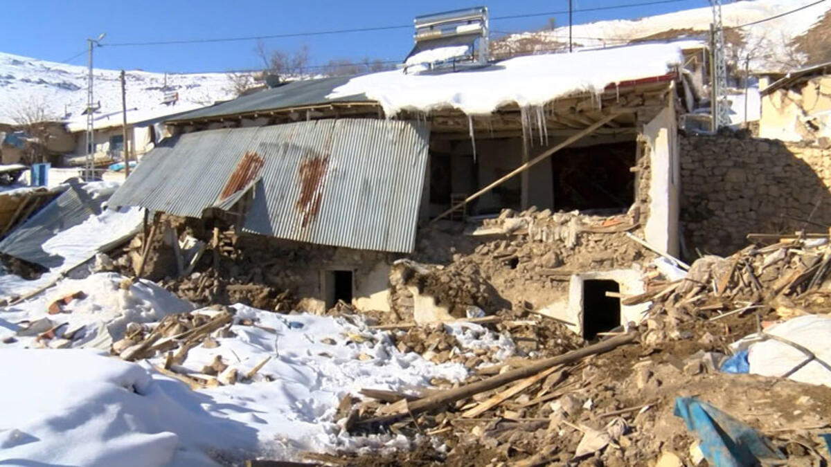 Depremzedeler köy evlerinin bilerek hasarlı gösterilerek TOKİ'den faydalanılmak istendiğini iddia etti