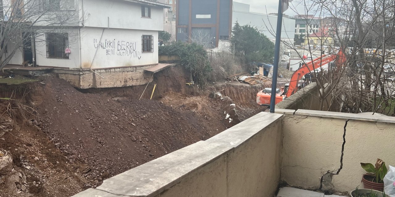 İstanbul'da inşaatın istinat duvarı, bitişik evin bahçesiyle birlikte çöktü
