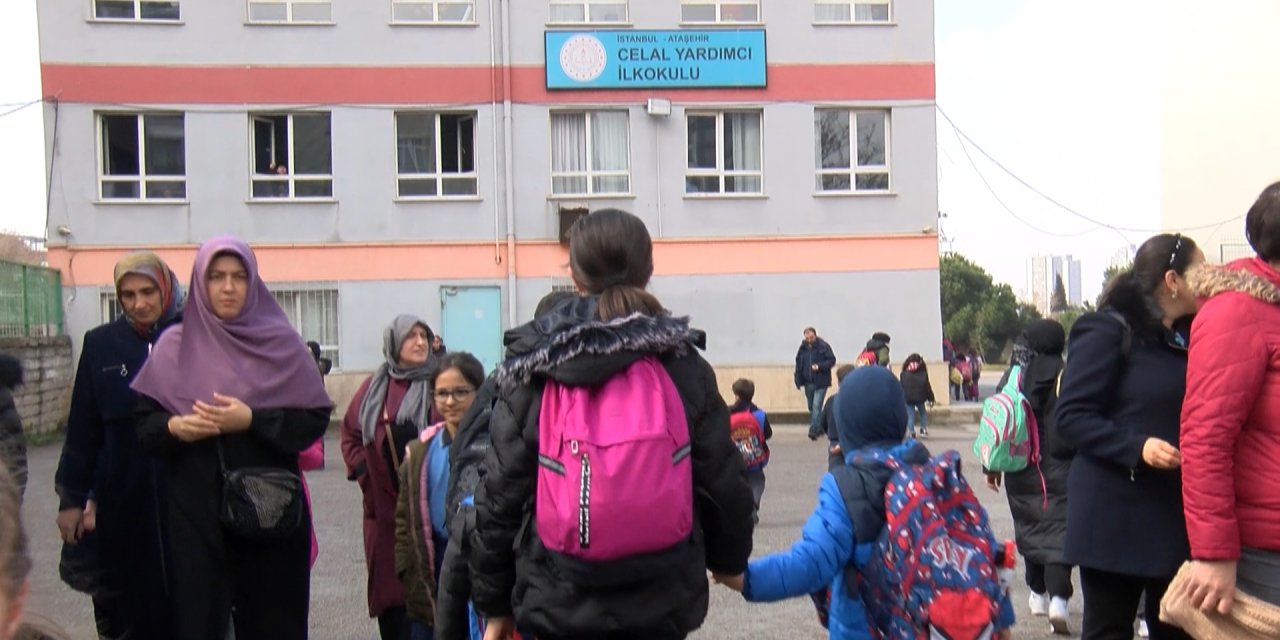 Ataşehir'de okul önünde 'çatlak' eylemi