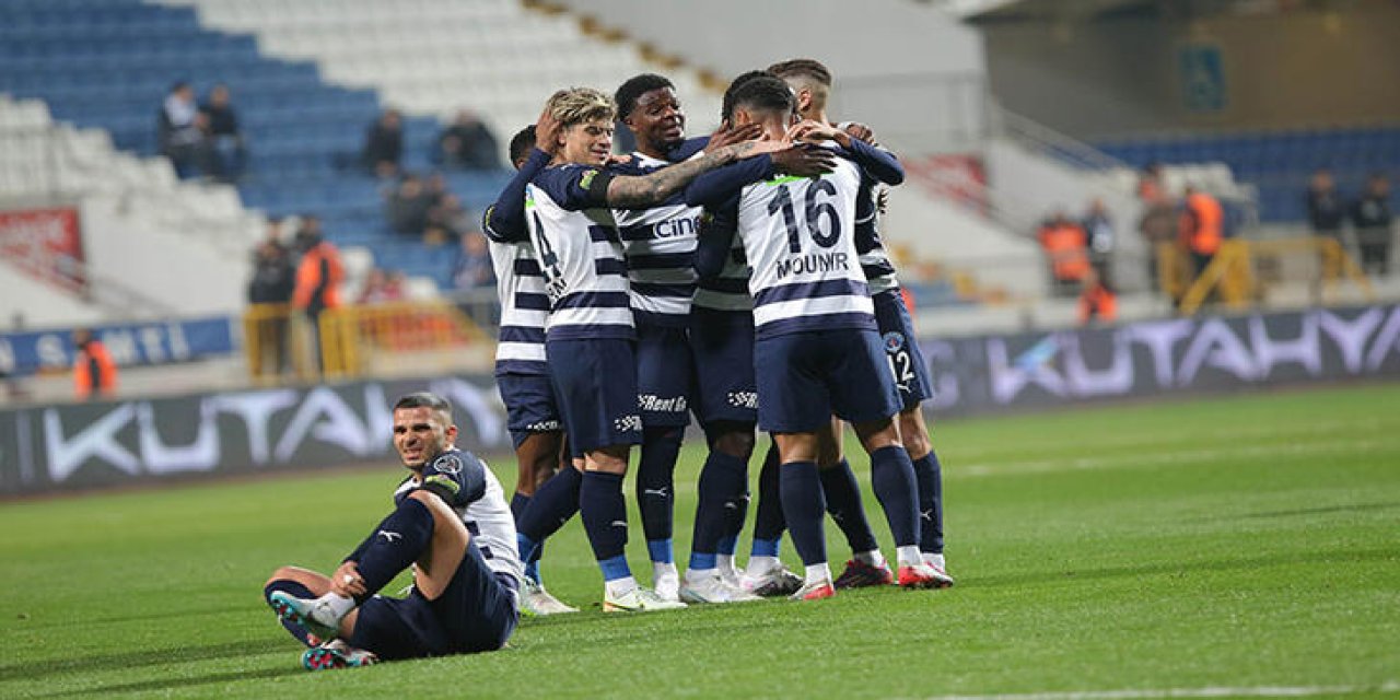 Kasımpaşa, Antalyaspor'u ilk yarıda bulduğu gollerle geçti: 3-1