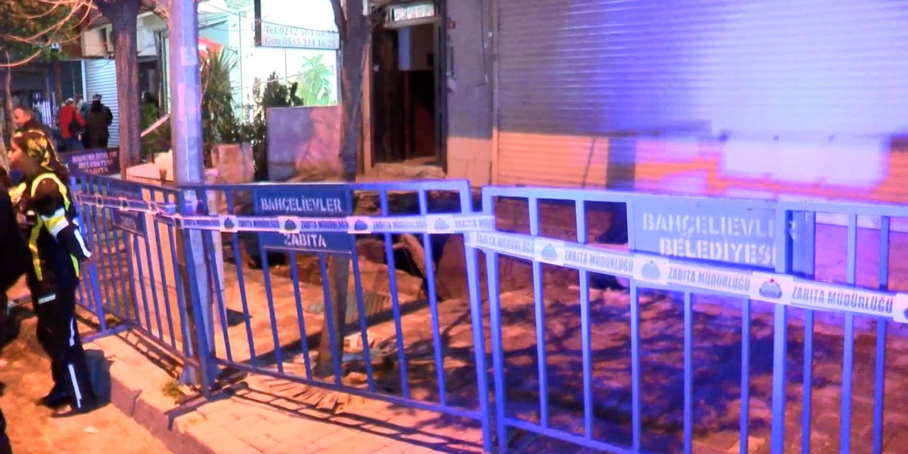 Depreme gerek yok: Bahçelievler'de önündeki kaldırım çöken apartman boşaltıldı