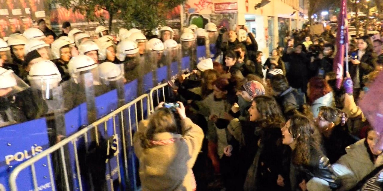 Taksim'e yürümek isteyen kadınlara polis müdahalesi