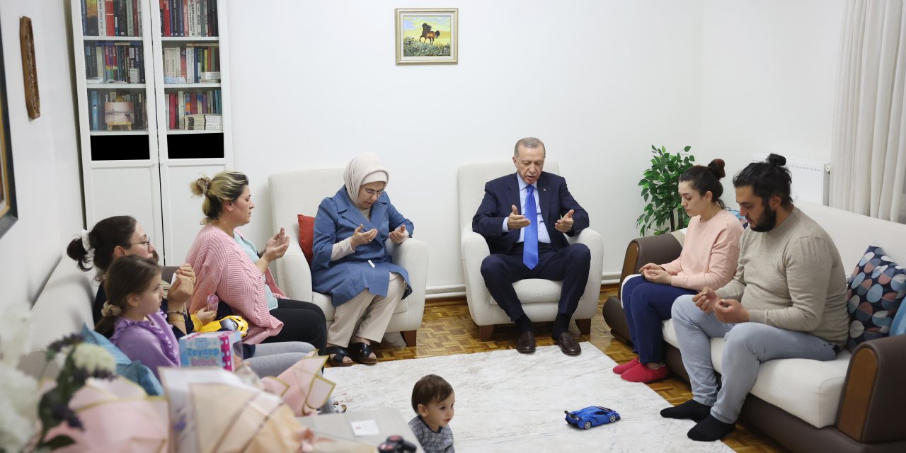 Cumhurbaşkanı Erdoğan ve eşi Emine Erdoğan'dan depremzede aileye ziyaret