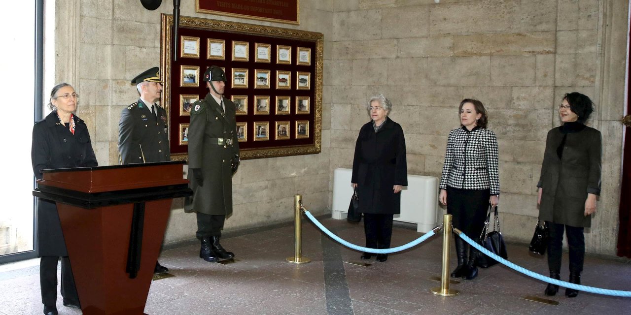 Savunma Bakanı Akar ve komutan eşlerinden Anıtkabir'e 8 Mart ziyareti