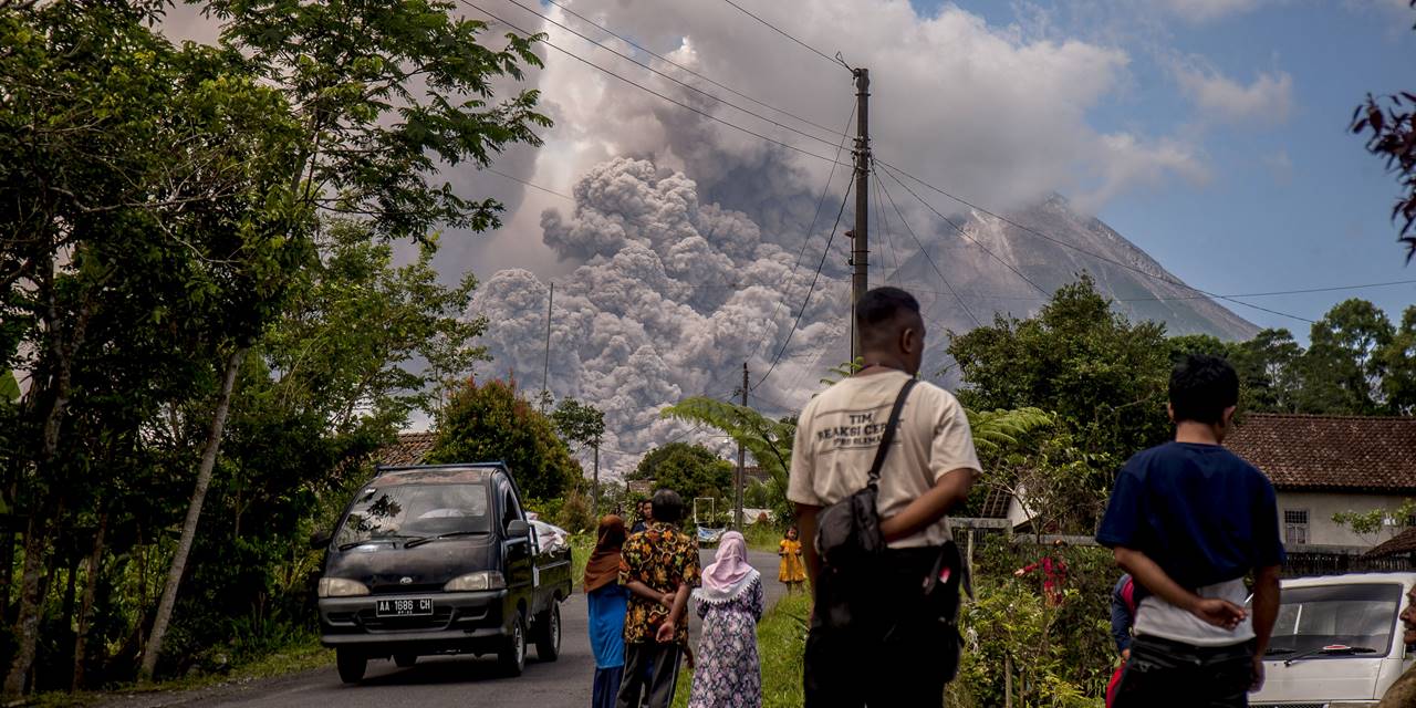 Merapi yanardağı yine patladı: Şimdilik korkulan olmadı