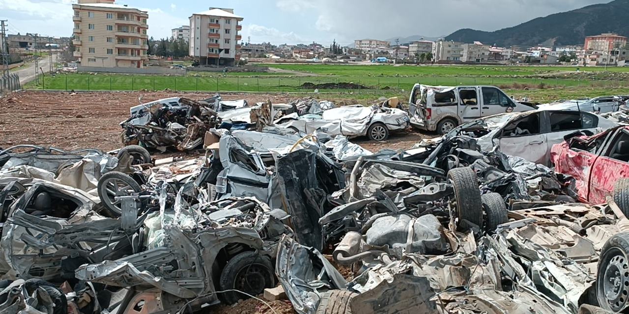 Depremin bilançosu: Sadece bir ilçede 1000'e yakın araç hurdaya döndü