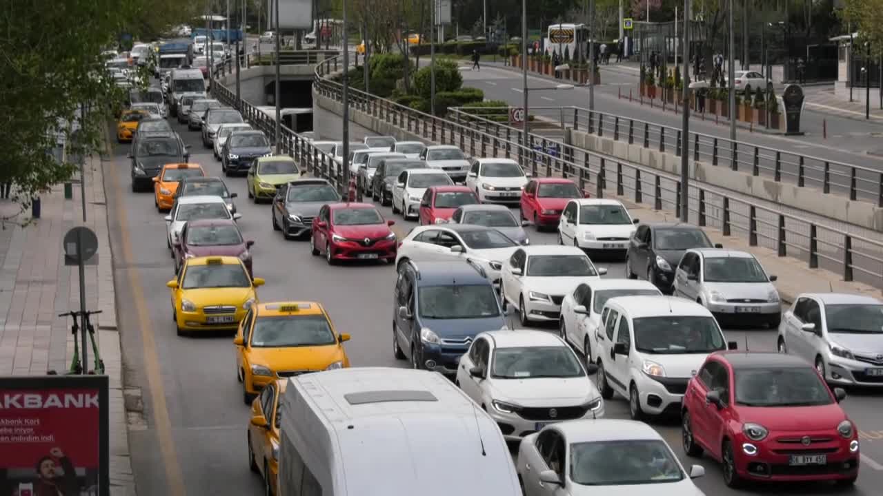 Vatandaşlardan trafik  yoğunluğuna tepki: "Bu nasıl tam kapanma?  Türkiye komple dışarıda"