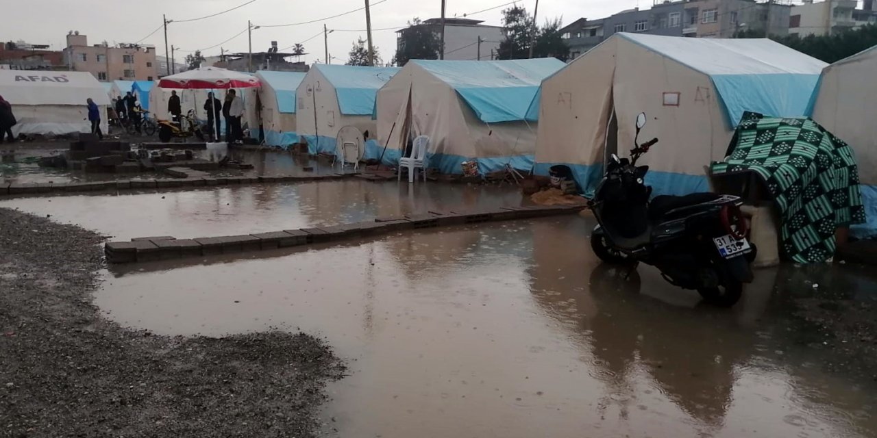İskenderun'da çadır kentte yaşayanlar şiddetli yağıştan etkilendi