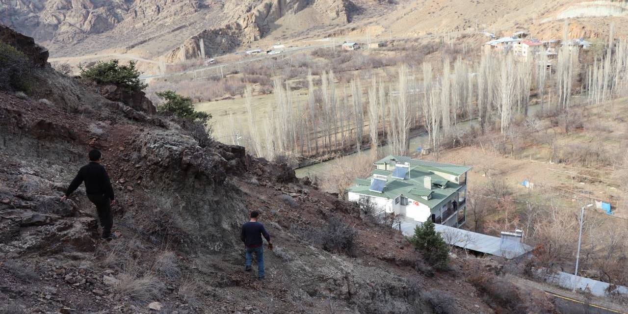 Köye düşme tehlikesi var: Erzurum'daki dev kayayı ufak taşlar tutuyor