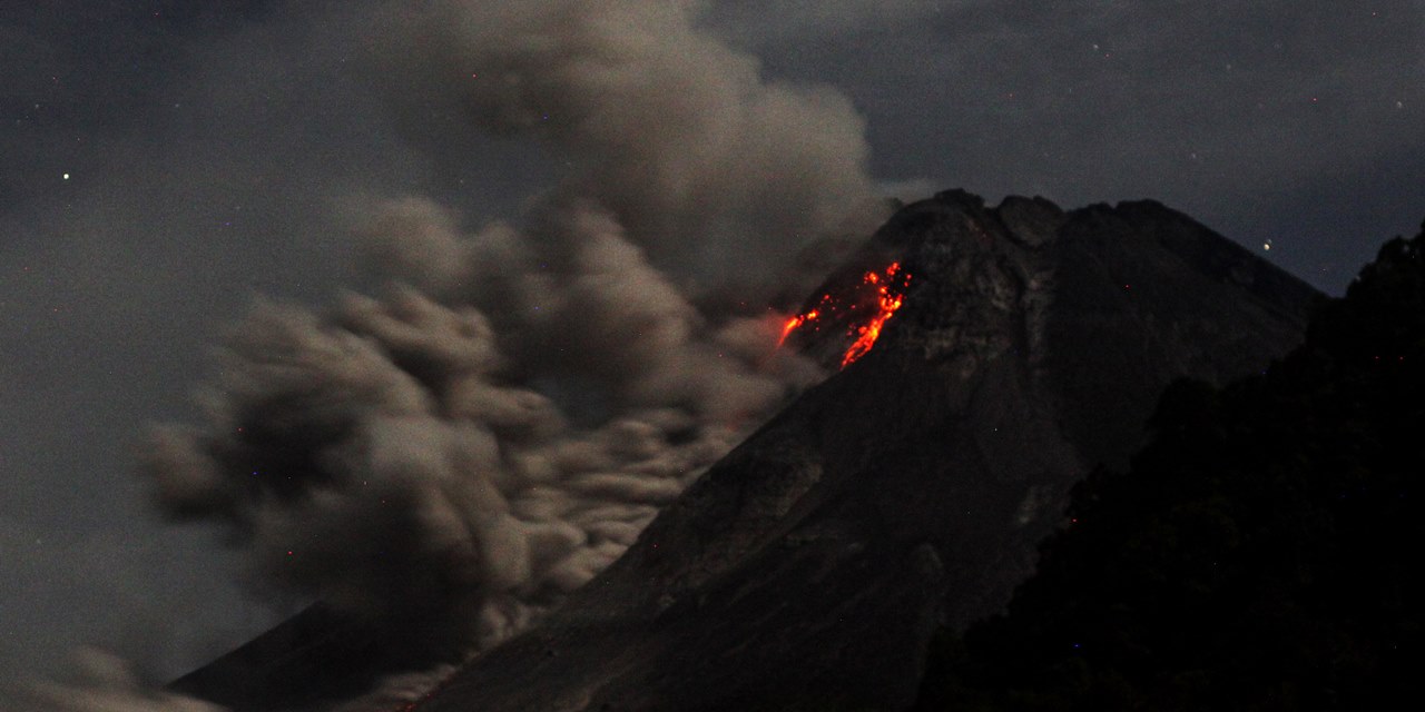 Merapi yanardağında hareketlilik sürüyor: 30 dakikada bir kül püskürttü