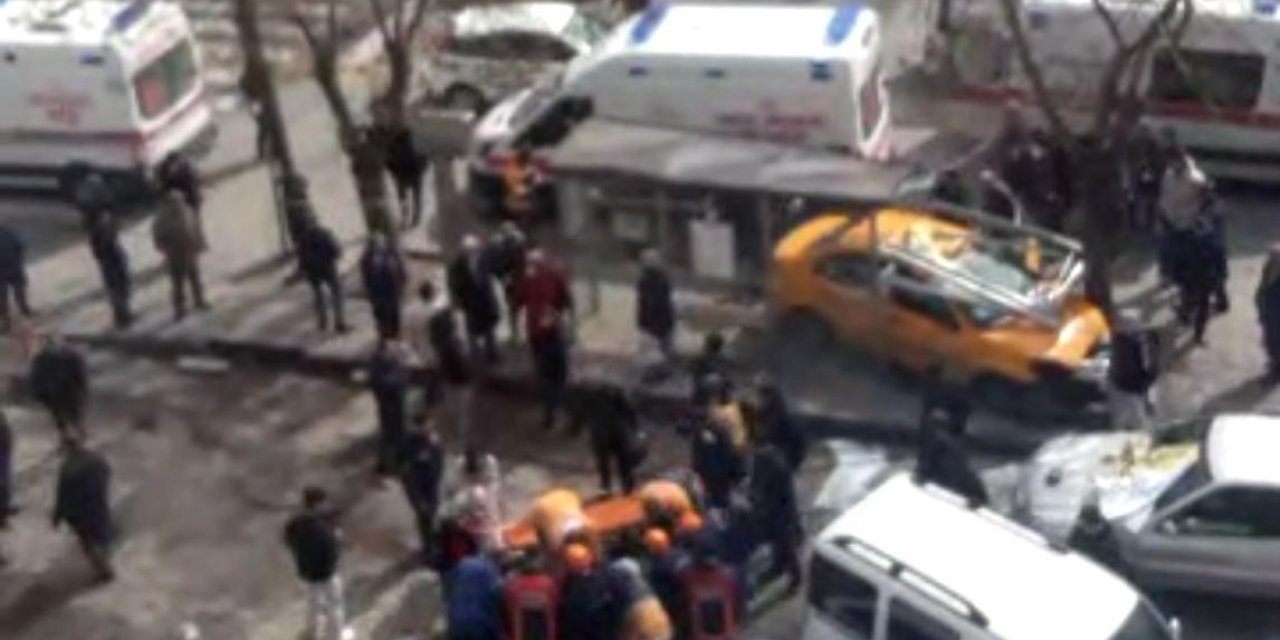 Ankara'da taksi, durağa daldı: 1'i ağır 6 yaralı
